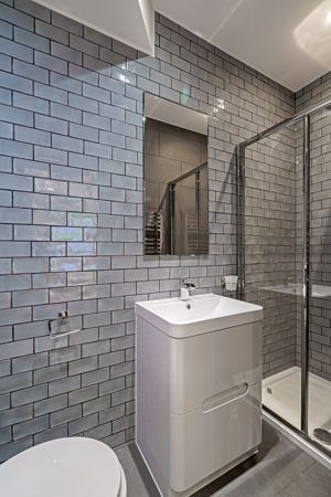 garden house shower room- click for photo gallery